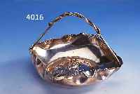 ANBIETSCHALE, WMF UM 1900, JUGENDSTIL, METALL VERSILBERT, HENKEL GEDREHT, SCHLüSSEL- BLUMENDEKOR, CA. 17 X 18 X 18 CM