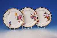 DREI TELLER, MEISSEN, UM 1880/90, PORZELLAN,D. 25 CM, A 3-GOLDKANTE, BLUMENBOUQUETMALEREI,FLACH