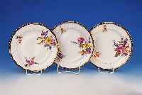 DREI TELLER, MEISSEN, UM 1880/90, PORZELLAN,D. 25 CM, A 3-GOLDKANTE, BLUMENBOUQUETMALEREI,FLACH