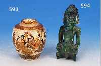 DECKELDOSE, JAPAN, KIOTO, UM 1900, STEINZEUG, FEIN BUNT BEMALT IM GOLDBROKATSTIL,VIELFIGURIG, H. CA. 9 CM