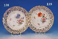 ZIERTELLER, KPM BERLIN, UM 1921, PORZELLAN, D. 23 CM, SCHLEIFENDEKOR, BLUMENBOUQUETMALE- REI, D. 23.5 CM