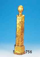 TUSCHESTEIN IN FORM EINES OBELISKEN, CHINA, UM 1900, REICH RELIEFIERT MIT LANDSCHAFT UND FIGUREN, GOLDFARBEN GEFASST, H. CA. 42,5 CM