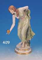 PORZELLANFIGUR, MEISSEN, UM 1900, DIE KUGEL-SPIELERIN, ENTW. WALTER SCHOTT, BUNTE BEMA- LUNG, H. 31 CM