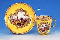 DOPPELHENKELTASSE M. UNTERTASSE, MEISSEN, UM 1745, PORZELLAN, ZITRONENGELBER FOND, IN DREI KARTUSCHEN KAUFFAHRTEI- U. SCHäFERSZENEN,FEINE BUNTE ...