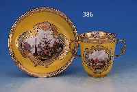 DOPPELHENKELTASSE M. UNTERTASSE, MEISSEN, UM 1745, PORZELLAN, ZITRONENGELBER FOND, IN DREI KARTUSCHEN KAUFFAHRTEI- U. SCHäFERSZENEN,FEINE BUNTE ...