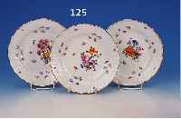 DREI TELLER, MEISSEN, UM 1900, PORZELLAN, MODELL NEUBRANDENSTEIN, MITTIG BLUMENBOUQUET U. INSEKTEN, STREUBLüMCHEN, FEINE BUNTE BE- MALUNG, ...