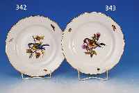 FLACHER TELLER, MEISSEN, UM 1900, PORZELLAN,FEINE BUNTE BEMALUNG, VOGEL IN GEZWEIG UND INSEKTEN, GOLDSTAFFAGE, D. 24,5 CM