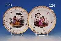 ZIERTELLER, MEISSEN, UM 1880, PORZELLAN, FEINE BUNTE BEMALUNG, GALANTE SZENE IM PARK, INSEKTEN U. STREUBLüMCHEN, REICHE GOLDSTAF- FAGE, D. 19 ...