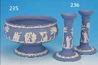 FUßSCHALE, WEDGWOOD, 20. JH., BISQUITPORZEL-LAN, WEIßER RELIEF. FRIES AUF BLAUEM FOND, ANTIKISIERENDE SZENEN, D. 21 CM, H. 14 CM