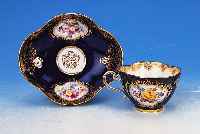 TASSE MIT UNTERTASSE, MEISSEN, UM 1880, PORZELLAN, KOBALTBLAUER FOND, MIT VIER KAR- TUSCHEN: FEINE BUNTE SCHäFERSZENE, DREI ...