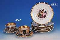 PAAR TASSEN MIT UNTERTASSEN, SCHUMANN, BERLIN,UM 1850, PORZELLAN, BUNTE BLUMENBEMALUNG, GOLDSTAFFAGE, DIESE BER., TASSENH. 6 CM