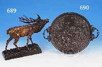 ZIERTELLER, BUDERUS, UM 1930, EISENGUß, RELIEFIERTE DARST. VON SECHS PUTTEN MIT WEIN- TRAUBEN IN PARKLANDSCHAFT, ZWEI KL. HENKEL, D. 27 CM