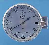 JAEGER PARIS EINBAUBORDUHR, SCHWEIZER PRO- DUKTION, ALUMINIUMGEH., 4-TAGEWERK, EINBAUD. CA. 80 MM, FERTIGUNGS-NR. 151311, NUTZSP., EZ 2