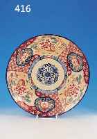 ZIERTELLER, JAPAN, UM 1840, PORZELLAN, BUNTEBEMALUNG, BLUMEN UND BäUME, D. 47 CM