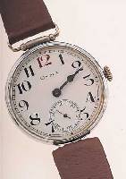 CYMA HERRENARMBANDUHR, SCHWEIZ UM 1928, METALL Z.T. VERG., Z.T. VERCHR., EMAILBL. SIGN., FEIN HAARR., ROTE 12, 2/3 PLATINENRUND-WERK, MATT ...