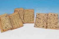ZWEI FACHBüCHER ZUR AKUPUNKTUR, CHINA, UM 1820, PAPIER, MIT ZAHLREICHEN ABBILDUNGEN, FADENHEFTUNG