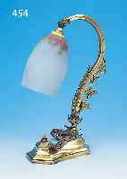 TISCHLAMPE, FRANKREICH, SCHIRM PATE-DE- VERRE MIT BLAUEN, ROSA UND VIOLETTEN EIN- PUDERUNGEN, RESTSIGNATUR DAUM NANCY, ELEKTR. NICHT ...