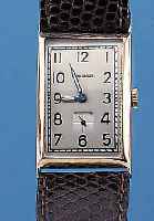 HERRENARMBANDUHR, SCHWEIZ UM 1930, GG 750/ 000, RECT.-FORM, MAßE CA. 40 X 25 MM, SCHAR- NIERBODEN, BOMB. MINERALGL., BAND NEU, BLATT REST. ...