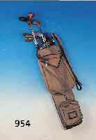 GOLFBAG MIT 11 SCHLäGERN, ENGLAND, TASCHE BESCHäDIGT, DREI DRIVER UND VERSCH. EISEN, ALTERSSCHäDEN, Z.T. KORRODIERT