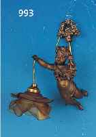 WANDLAMPE, FRANKREICH, UM 1920-30, SPRITZGUßMONTURE MIT VOLLPLASTISCHEM PUTTO, BERNSTEINFARBENER MATTIERTER ROSENSCHIRM, ELEKTR. ...
