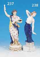 PORZELLANFIGUR, VOLKSTEDT, UM 1900-1910, ALLEGORIE AUF DIE MUSIK, ANTIKISIERENDE FRAU MIT NOTEN, BUNT BEMALT, H. CA. 26 CM