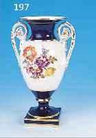 DOPPELHENKELVASE, MEISSEN, UM 1880, PORZELLAN, PARTIELL KOBALTBLAU GLASIERT, BUNT BEMALT MIT ZWEI BLUMENBOUQUETS, GOLDSTAFFAGE, H. CA. 22 CM