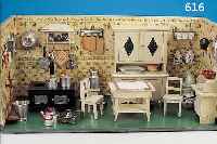 PUPPENKüCHE, DEUTSCH, UM 1900 BIS CA. 1925, REICHE EINRICHTUNG: MIT METALLHERD, BUFFET, ANRICHTE, TISCH UND STüHLEN, REICHHALTIGES ZUBEHöR ...