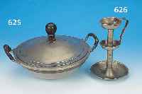 SCHWERER DECKELTOPF, ITALIEN, UM 1830-40, ZINN MASSIV, GRIFFE LEDERUMMANTELT, DECKEL- KNAUF HOLZ GESPRUNGEN, H. CA. 20 CM, D. CA. 33 CM, ...