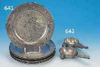 SECHS VERSCHIEDENE TELLER, SüDDEUTSCH, UM 1830-40, ZINN, DAVON ZWEI MIT GRAVIERTEN MONOGRAMMEN, EINER MIT GEäTZTEM DEKOR, D. JE CA. 23 CM