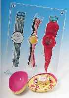 SET: 3 SWATCH UHREN "ONE MORE TIME" BY ALFRED HOFKUNST, GU(H)RKE, BONJU(H)R UND VERDU(H)RA, IM PLEXIGLASSTANDRAHMEN, QUARTZ- ...
