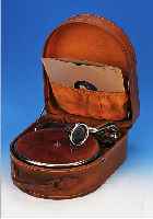 TELEFUNKEN, LIDO, REISEGRAMMOPHON, 20/30ER J., HELLBRAUNER LEDERKOFFER, MIT ORIGINAL- SCHALLDOSE U. BAKELIT-NADELDOSE MIT ERSATZ- NADELN, ...