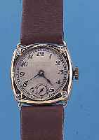 MOVADO DAMENARMBANDUHR, REF.-NR. 791050/93, SCHWEIZ UM 1934, GG 750/000, CARREE-CAMBRE- FORM, BODEN U. GLASR. GEDR., LüNETTE AUFWEND. BLAU ...