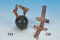 PILGERKREUZ, UM 1900, MESSING VERSILBERT, H. 8 CM, AUFKLAPPBAR, INNEN MIT VERSCH. RELIQUIEN, L. BERIEBEN