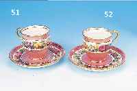 TASSE MIT UNTERTASSE, SEVRES, UM 1830, PORZELLAN, PARTIELL ROSAGRUNDIG GLASIERT, BUN-TE BLUMENMALEREI IN GIRLANDENFORM, REICHE GOLDSTAFFAGE ...