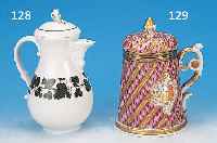 BIERKRUG, FRANKREICH, UM 1830-40, PORZELLAN,PURPURFARBEN BEMALT MIT GOLDBäNDERN, ZWEI RELIEFIERTE KARTUSCHEN MIT BUNTER WAPPEN- MALEREI, ...