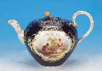 TEEKANNE, MEISSEN, UM 1870-80, 1. WAHL, PORZELLAN, KOBALTBLAU GLASIERT, REICHE GOLD- STAFFAGE, IN ZWEI GOLDGERAHMTEN KARTUSCHEN FEINE BUNTE ...