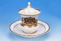 ANSICHTSTASSE MIT UNTERTASSE, KPM BERLIN, 1844-49, PORZELLAN, IN KARTUSCHE FEINE BUNTEMALEREI DES KGL. OPERNHAUSES, GOLDRäNDER, H. CA. 9,5 CM