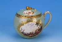 ZUCKERDOSE M. HENKEL, MEISSEN, UM 1840-50, PORZELLAN, HELLGRüNER FOND, IN ZWEI GROßEN U. ZWEI KLEINEN KARTUSCHEN SEHR FEINE BUNTE BEMA-LUNG, ...