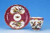 TASSE MIT UNTERTASSE, MEISSEN, UM 1735-40, PORZELLAN, PURPURFARBENER SCHUPPENDEKOR, IN INSGESAMT DREI KARTUSCHEN FEINE BUNTE MALEREI VON VERSCH. ...