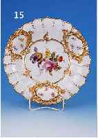 PRUNKSCHALE, MEISSEN, UM 1860-70, 1. WAHL, PORZELLAN, REICH RELIEFIERT MIT ROCAILLEN, MATT- UND GLANZVERGOLDET, IN KARTUSCHEN BUNT BEMALT MIT ...