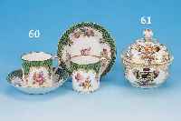 DECKELDOSE, MEISSEN, UM 1860, 2. WAHL, PORZELLAN, TüRKISGRUNDIG, IN DREI GOLDGERAHM- TEN KARTUSCHEN VERSCH. BUNTE WAPPENMALEREIEN, H. CA. 8,5 ...