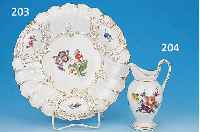 MILCHKäNNCHEN, MEISSEN, UM 1880, PORZELLAN, FEINE BUNTE BEMALUNG, ZWEI BLUMENBOUQUETS U. STREUBLüMCHEN, GOLDSTAFFAGE, H. 15 CM, AUS- GIEßER ...