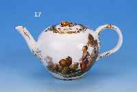 KLEINE TEEKANNE, MEISSEN, UM 1765-70, PORZELLAN, BEIDSEITIG FEIN BUNT BEMALT MIT MäDCHEN UND SCHAFEN, GOLDSPITZENDEKOR, H. CA. 7,5 CM, ...