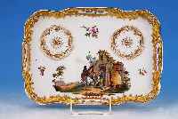 TABLETT, MEISSEN, UM 1850-60, PORZELLAN, 1. WAHL, BUNT BEMALT MIT RASTENDEN EDELMäNNERNVOR WIRTSHAUS, RAND GELB MIT VOGELMOTIVEN, REICHE ...