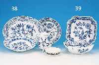 DREI ECKIGE GEMüSESCHüSSELN, MEISSEN, UM 1880, PORZELLAN, BLAUES ZWIEBELMUSTER, EINE MIT KLEINEM BRANDRIß, EINE 2. WAHL, CA. 14 X ...