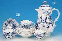 KONVOLUT AUS DREI TASSEN MIT UNTERTASSEN UND SEPARATEN UNTERTASSEN, MEISSEN, UM 1860/80, PORZELLAN, ZWIEBELMUSTER, Z. T. MIN. BEST., 1 TASSE U. 1 ...