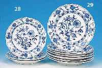 DREI TELLER, MEISSSEN, UM 1860-80, PORZEL- LAN, ZWIEBELMUSTER, D. 21 CM, 2. WAHL, 1 TEL- LER MIT SPRUNG