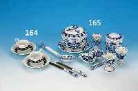 KONV. 13 TEILE, PORZELLAN, UM 1860-80, MEISTZWIEBELMUSTER, BEST. AUS: DECKELDOSE, MEISSEN,2. W., DECKEL SEK., D. 11,5 CM; SALZSCHäLCHEN,MEISSEN; ...