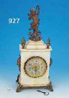 PENDULE, LENZKIRCH, UM 1920, WEIßES MARMOR- GEHäUSE, BRONZEGUßAPPLIKATIONEN, SEITLICH MIT MASKERONEN, FIGURENBEKRöNUNG SPRITZGUß BRON- ZIERT ...
