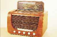 RADIOAPPARAT, MARKE FONA, ANFANG 50ER JAHRE, NUßBAUMFURNIER, DECKEL AUFKLAPPBAR MIT SKALA UND EINGELASSENEN BRONZEPLAKETTEN, FUNKTION NICHT ...